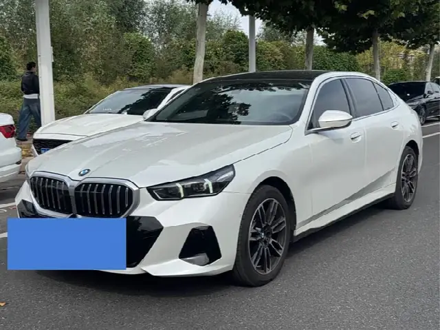 BMW 5 Series 2026, 6 400 км