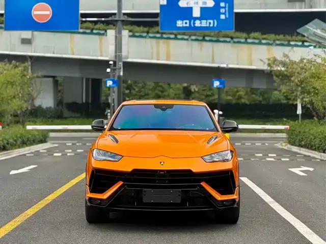 Lamborghini Urus 2023, 8 000 км