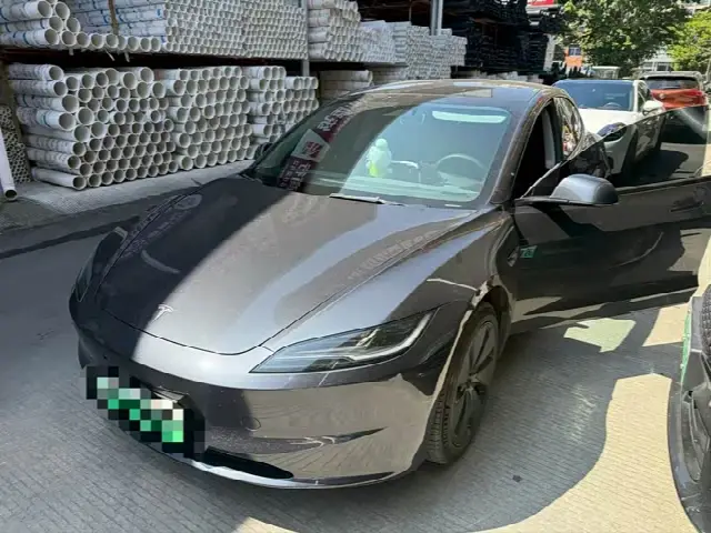 Tesla Model 3 2023, 40 000 км