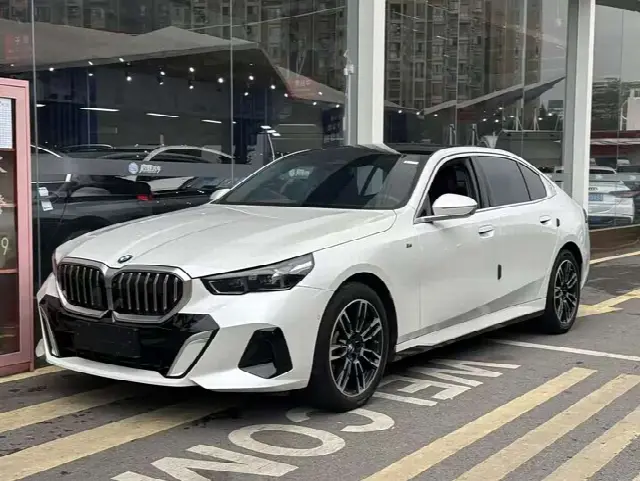 BMW 5 Series 2025, 16 000 км