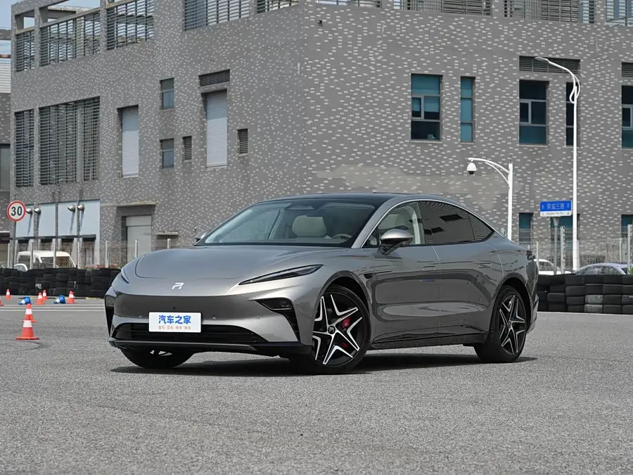 Roewe F7 2025, фото из объявления