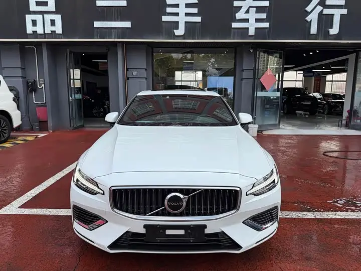 Volvo S60 Hybrid 2023, арт. CN-3582749 — фото 1