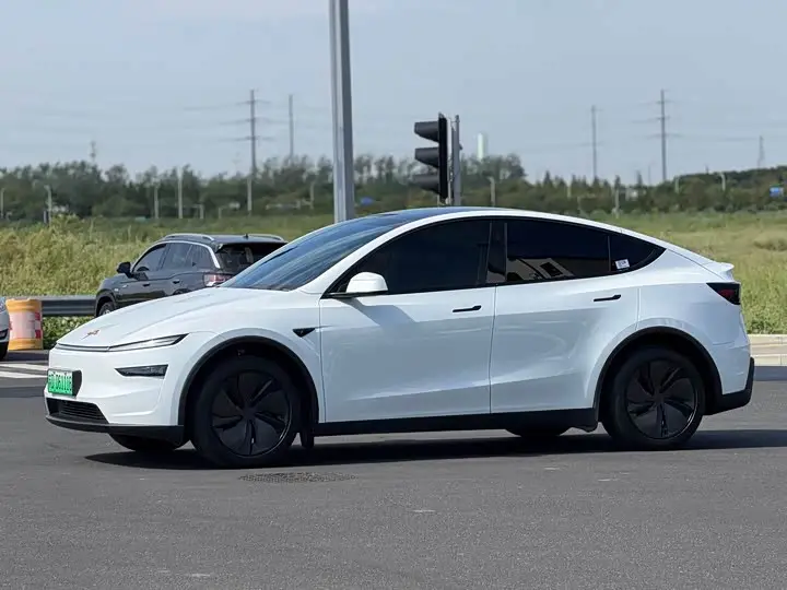Tesla Model Y 2025, арт. CN-3587329 — фото 1