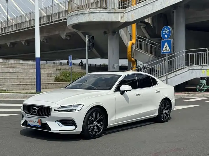 Volvo S60 2023, арт. CN-3614743 — фото 1